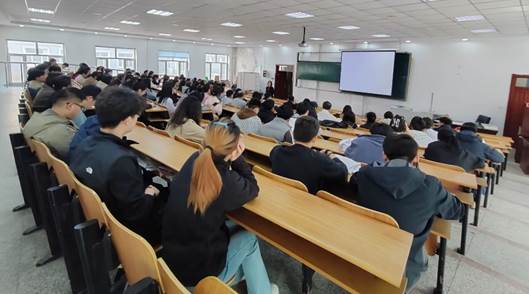 人们在看台上的椅子 AI 生成的内容可能不正确。