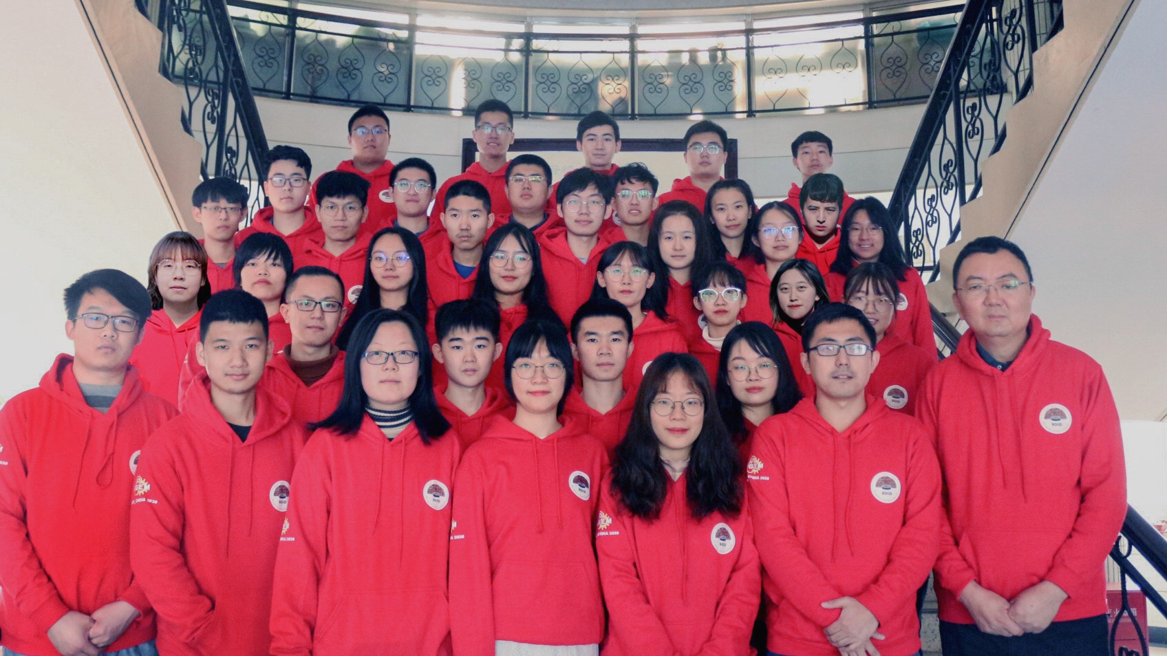 iGEM队员与部分指导教师合影 iGEM队员与部分指导教师合影